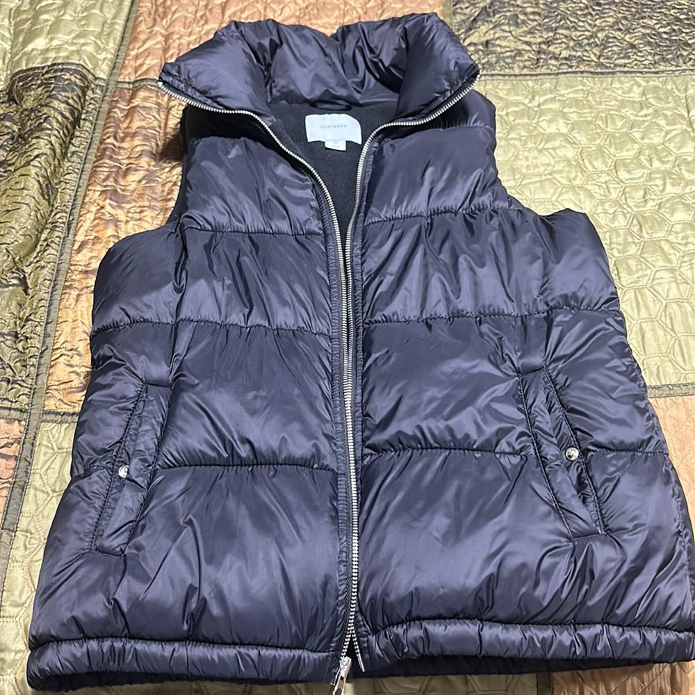 Old navy women’s puff zip down vest in black size xs